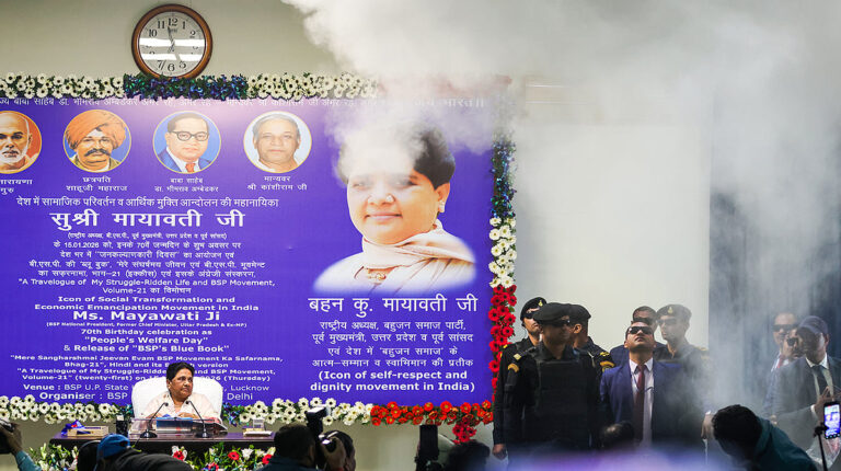 مایاوتی کی پریس کانفرنس میں دھواں پھیلنے سے افرا تفری، اکھلیش یادو کا تحقیقات کا مطالبہ